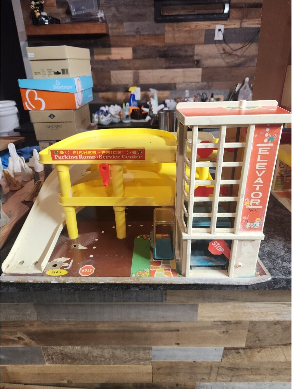 Vintage Fisher-Price Little People Play Family Action Garage #930 **READ** O4